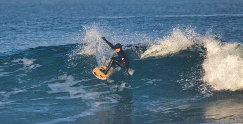 Surfer plage du santocha